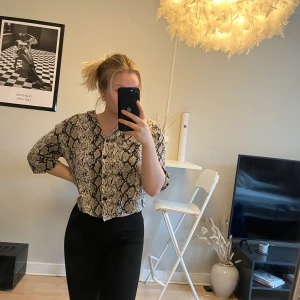 Skjorta från Bershka - Skjorta med ormmönster från Bershka i storlek XS