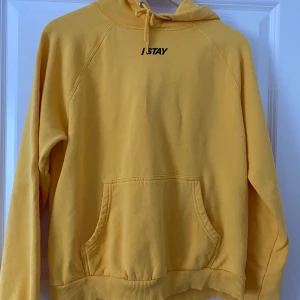 Gul hoddie - Gul Stay hoddie från carlings✌🏼✌🏼
