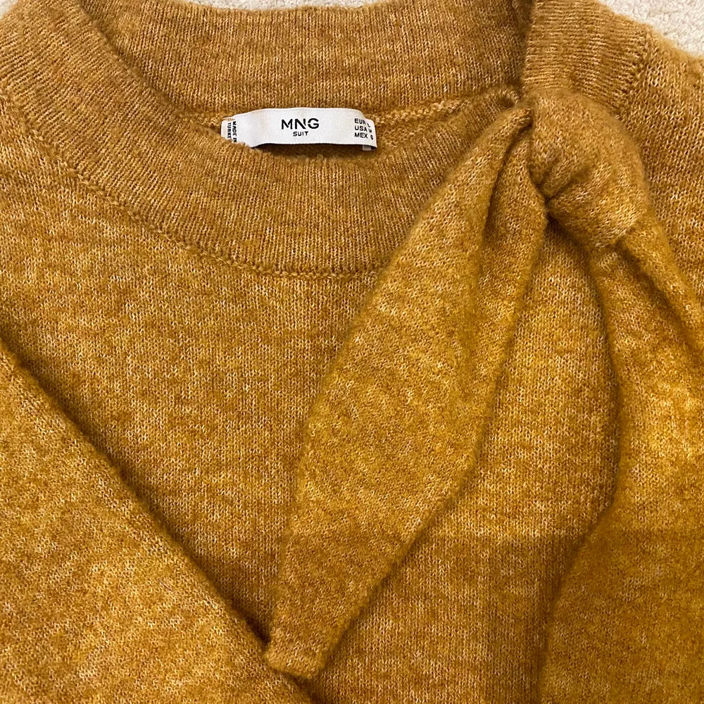 En jätte fin stickad tröja från mango med en Knut vid kragen, jätte bra skick och i storlek L. Stickat.
