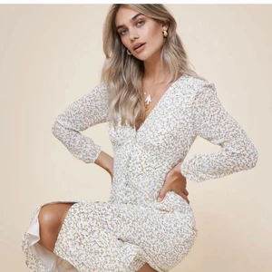 Adoore Paris lemon dress  - Säljer nu min fina klänning från adoore då den är lite för lång för min smak (på mig) Jag kan även tänka mig att byta mot en mindre storlek (storlek S)🥰🌸