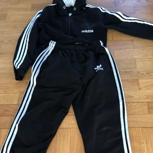 Adidas set  - Mjukisset från adidas i strl S. 