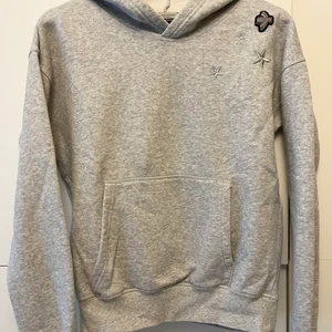 Hoodie med stjärnor  - Från hunkydory. Står ingen storlek men skulle gissa på XS/S. Frakt på 20kr tillkommer