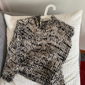 Stickat crop top - Säljer stickad crop top från ZARA i str M