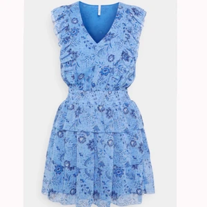 Pepe jeans blå klänning - (Smutsig spegel) Supersöt klänning från pepe jeans! Inte använd jättemycket så superbra skick, storlek Xs passar S. Kontakta vid intresse + frågor. 250kr + 66kr spårbar frakt. Pris kan diskuteras vid snabb affär💕💕💕