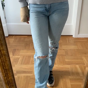 Trendiga jeans - Svinsnygga ljusblå jeans med slitningar från zara🤩 Mid Rise och långa i benen! Pris + 66kr frakt!