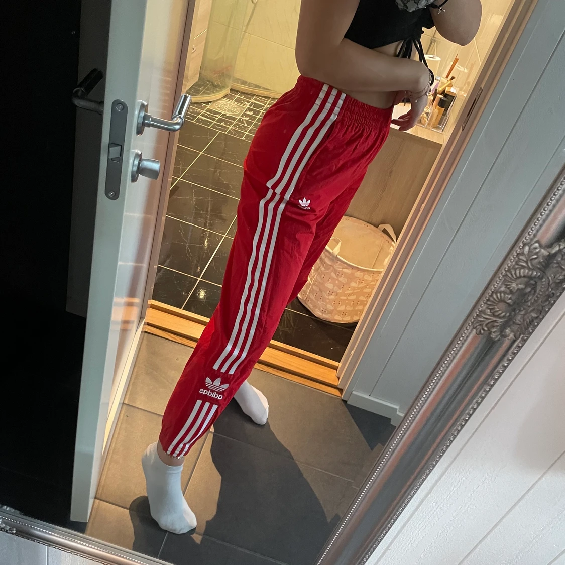 Röda adidas byxor i ”prassligt” material - 90