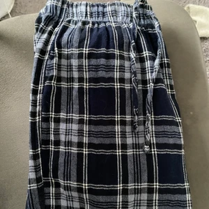 Pyjamasbyxor - Blåvit rutiga pyjamasbyxor. Använder nästintill aldrig. I storlek S men passar M. Väldigt skönt och behagligt material. Säljer för 100kr+frakt🤎