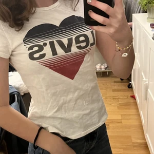 Levis tröja - En Levis tröja i storlek 152. Andvänd vid ungefär 10 tillfällen. Skriv för fler bilder🤩