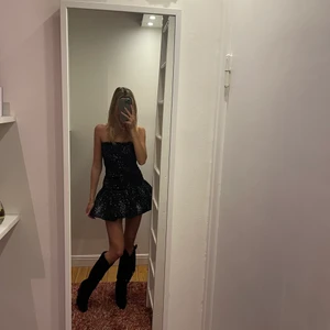 Maje klänning - Säljer den iconiska och slutsålda Majeklänningen i storlek S/SX. Hör av er i chatten för mer info/bilder om så önskas. Orginalpris 3006kr <3