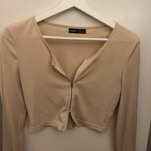 Topp - Säljer denna jätte fina toppen då den inte passar mig jätte fin använd 1 gång i storlek m