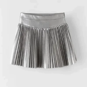 Zara kjol - Helt ny kjol från zara med prislapp kvar! super trendig och finns inte kvar på zaras hemsida, strl 152 men passar mig som är ca 167 och har xs/s i vanliga fall! Nypris 259 och säljer för 80kr!