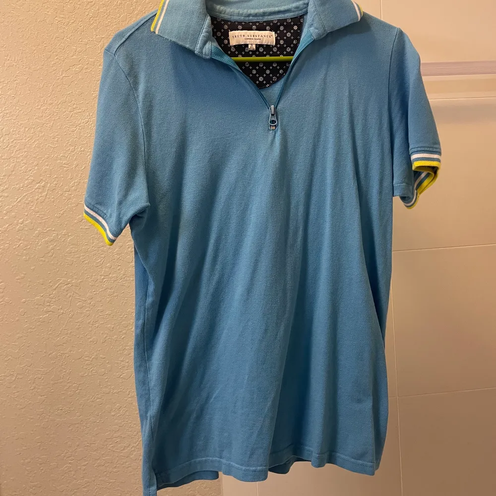  Truth substance blue collared shirt. Size small. Zipper works. Skjortor.