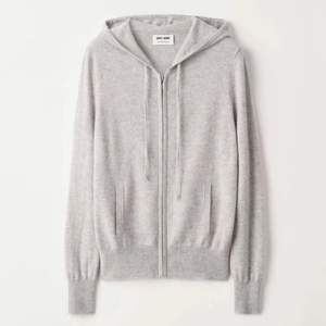 grå soft goat zip hoodie. nyskick. buda i komentarerna, köp direkt för 1500kr, nypris är 2100kr