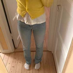 Zara jeans! - Snygga zara jeans med slit i nyskick💞 säljer för 200kr storlek 36