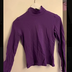 Polotröja lila - En härligt lila polotröja ifrån Monki i mjuk bomull!💜