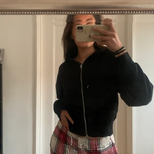 Svart hoodie - Svart hoodie från Weekday, har dragkedja och perfekta länden för alla byxor. Kommer tyvärr inte till användning.