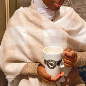 H&M halsduk  - 🧣 har använd den två gånger och den var så stor att den va som sjal