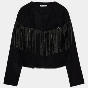 Glittrig mocka jacka/kofta - Inte kommit till användning, i helt nytt skick. Sitter väldigt snyggt. Tunn men håller en varm, gjord på mocka! Köpt på Zara, helt slutsålt!