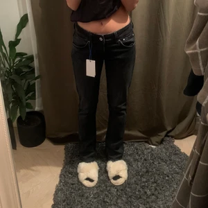 Lågmidjade jeans - Ett par super fina lågmidjade jeans med prislapp kvar! Säljer då det var fel storlek för mig. Dom är i storlek 28x32 och passar mig till längden som är 168cm lång. Skriv för fler bilder💞 