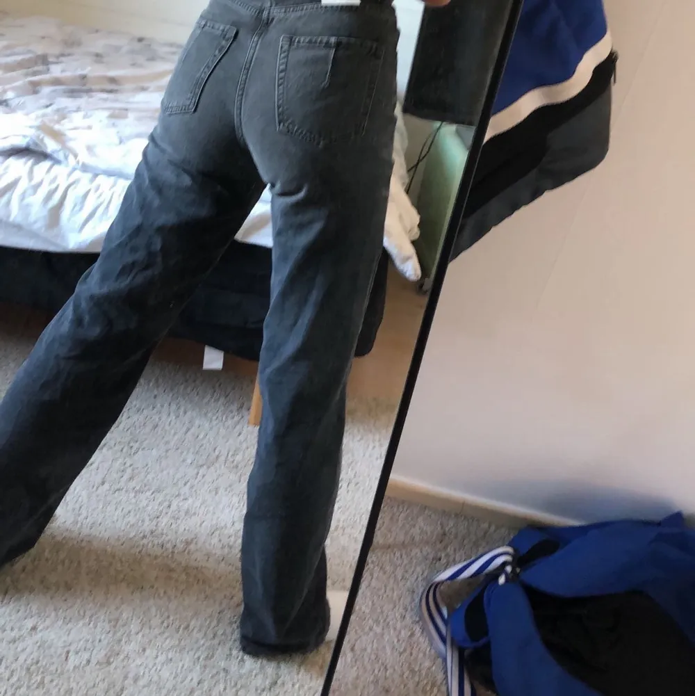 INTRESEKOLL!!!!! På dessa skit snygga jeans från zara som är helt slutsålda överallt! De är använda några gånger💓. Jeans & Byxor.