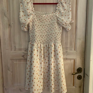 Vit klänning med puffärm - En jättefin klänning från NAKD som är sparsamt använd. Priset kan diskuteras!! Frakt tillkommer❤️