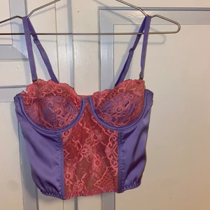 Corset top - Topp från urban outfitters. Köpt här på plick men aldrig använd💘