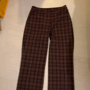 Kostymbyxor - Väldigt fina kila/vinröda kostymbyxor i storlek 36! Nästan som nya, knappt använda! Skriv privat för fler bilder eller diskutera pris! Köparen står för frakt! 