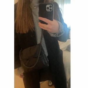 Stella Mccartney liknade väska  - Stella McCartney liknande väska, tyvärr inte kommit till användning men väldigt snygg!! Hör av dig vid frågor eller mer bilder!💞✨ (vet ej hur mycket frakten kommer kosta men kommer gö de så billigt som möjligt!!) PRIS+FRAKT