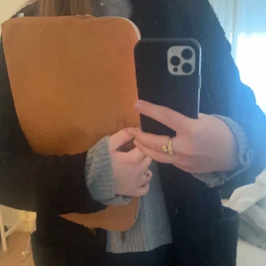 Brunt datorfodral  - Brunt datorfodral!! Hör av dig vid frågor eller mer bilder💞✨ (vet ej hur mkt frakten kmr kosta men ska försöka gö den så billig som möjligt!!) PRIS+FRAKT