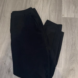 Svarta ”kostymbyxor” - Svarta ”kostymbyxor” från Amisu (New Yorker). Väldigt sköna men har tyvärr blivit för små för mig. 