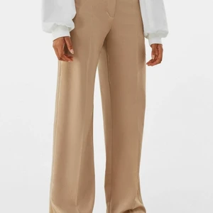 Bershka - Helt oanvända. Anledningarna till att jag inte använde dem kan jag berätta i meddelandet! Jag köpte den i Zalando (299kr). Färgen är densamma som på första bilden men jag gjorde bilden i mörker och de ser annorlunda ut!