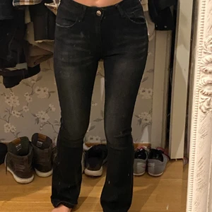 Midwaist/lågmidjade jeans - ( använde en gång) Jätte fina jeans,stretchiga och otroligt bekväma. Man kan se den som midwaist eller los waist. För mkg är dom med midwaist. ( smutsen är på spegeln ej på byxorna haha) 
