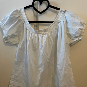 Odd molly blus - Kortärmad Blus från odd molly i en väldigt ljusblå färg med rosett och spetsdetaljer. Använd flertal gånger men fortfarande i bra skick. Är i strl 1 