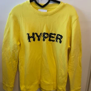 Samsoe samsoe sweatshirt - Sweatshirt från samsoe köpt 2018 och inte särskilt använd, står ingen storlek men har ganska slim passform på en Strl L. Köpt för ca 800kr