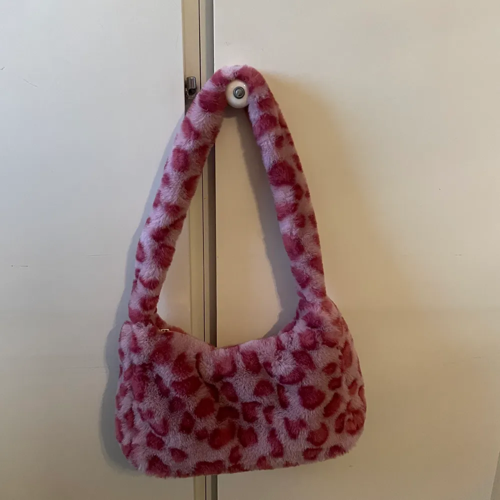Rosa fluffig väska i leopardmönster som aldrig blivit använd. Väskor.