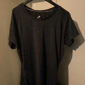 Tränings tröja - En grå tränings tröja köpt från stadium. Liten i storleken!  Hör av er vid intresse😍