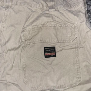 Marlboro byxor - Säljer dessa svin coola Marlboro Calssies byxor! Alldelses för stora för mig. Midjemåttet är ca 84cm och innerbenslängden är 76cm. Hör av dig vid frågor eller funderingar🥰 köparen står för frakt (66kr) 📦 