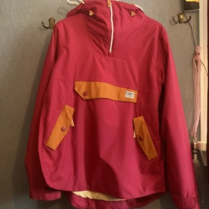 CLWR snowboardjacka  - Skid/snowboard jacka, fint skick. Säljer för att jag inte använder den längre. 