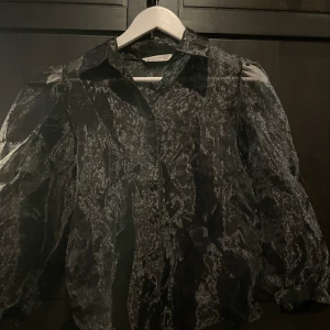 Organza blus Stradivarius Strl S - Organzablus (genomskinlig baktill ) från stradivarius i storlek S. Använd 1 gång så den är i väldigt bra skick! Vid i armarna. Kan mötas upp i Stockholm annars står köparen för frakten! 💌🎈