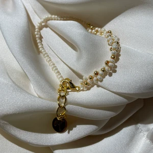 Evelyn - 🤎Evelyn ⚜️Asymmetriskt blomarmband                         ✨ Välj mellan silver-& gulddetaljer                                 🤎Pris: Armband: 99kr                                       ⚜️Eventuell fraktkostnad: 14kr                            Storlekar: 🤎XS/S - 13,5cm + 4,5cm < 18cm                  🤎M/L - 17cm + 4,5cm < 21,5cm                                       🤎Beställ via Instagram @amici.uf (Silver/Guld, produkt & ev. storlek)