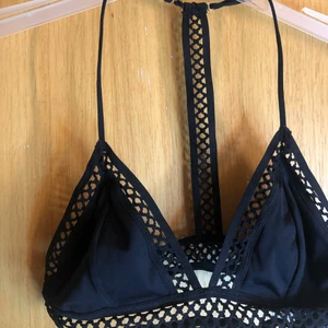 H&M bikinitopp  - SKIIIT SNYGG slutsåld h&m bikinitopp! Har använt den ett fåtal gånger men den är i nyskick! Storlek 36! 