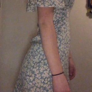 Blommig klänning 👗!! - En söt och fin klänning som tyvärr blivit för liten. Mycket skön att ha på sig! Knappt använd💞 kan skickas mot fraktkostnad 