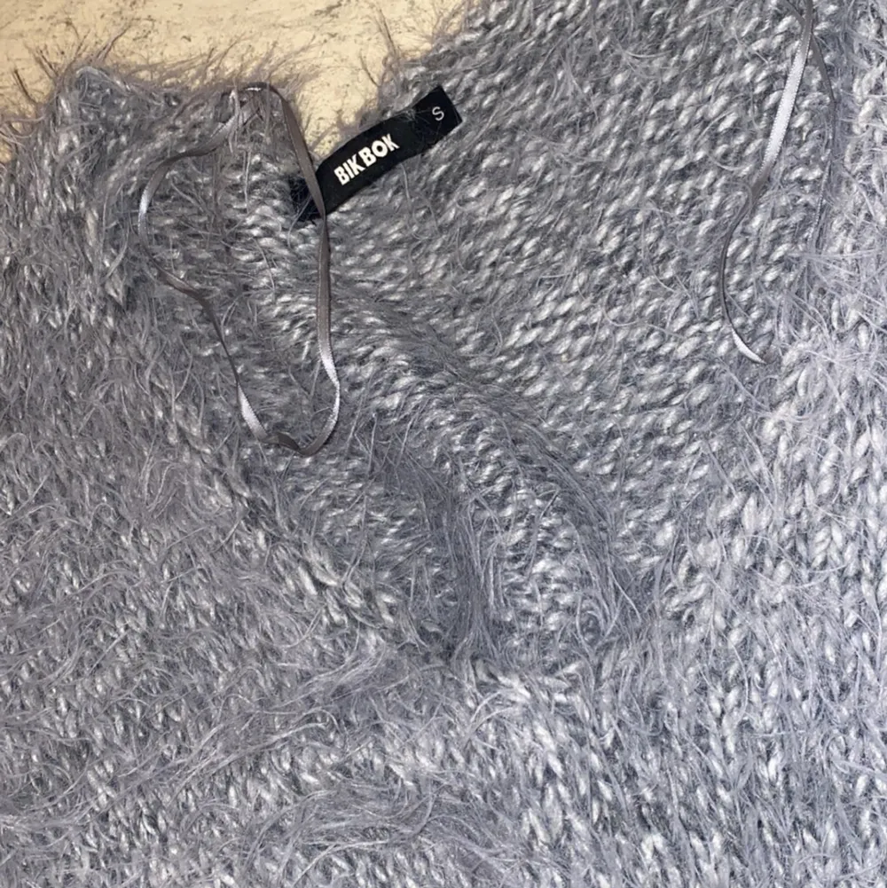 En sjukt varm och mysig päls tröja från BikBok. Den är ”off shoulder” och sitter jättefint på. Nästintill nyskick.          Storlek S/36. . Tröjor & Koftor.