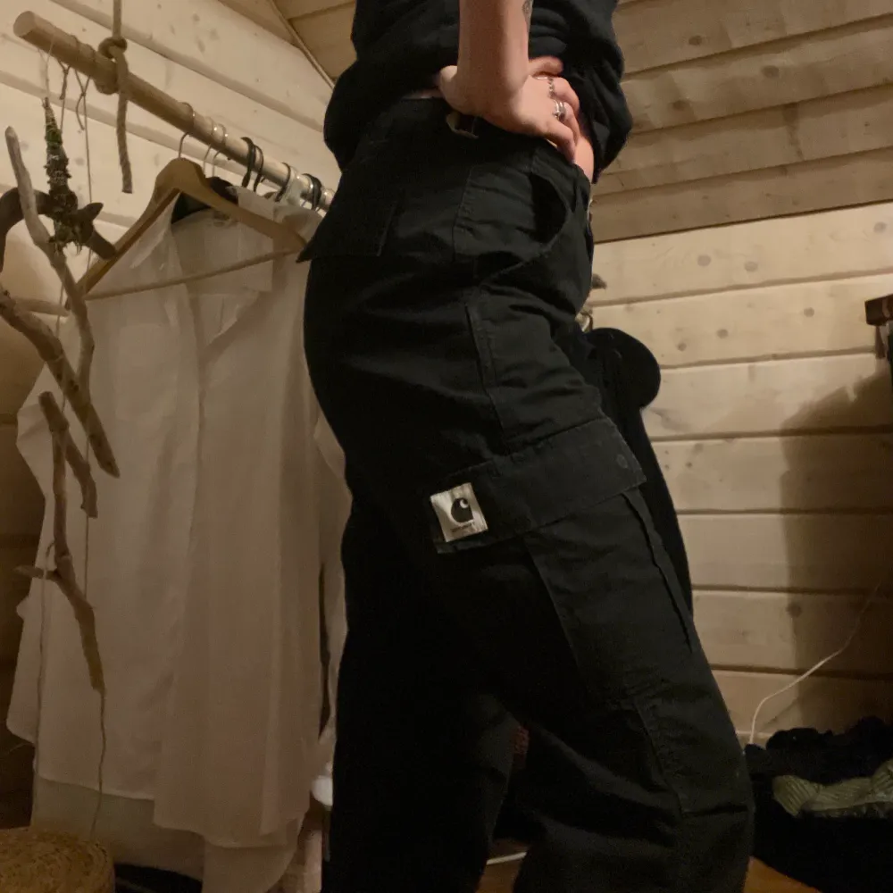 Carhartt avion pants som börjat tappa färg efter några tvättar. Går att kntyta ner till fötterna. . Jeans & Byxor.