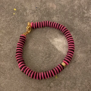 Armband  - Ett armband som är jättefint. Det kostar 15kr. Passar en person som har xs-m