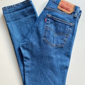 501 '93 JEANS - Ett par 501 ’93 i nästintill oanvänt skick.                             Straight fit.                                                                           30W x 32L.                                                                           99% bomull, 1% Elastan.                                                       Länk och info till jeansen: https://www.levi.com/SE/sv_SE/klader/herr/jeans/raka-501-93-jeans/p/798300195