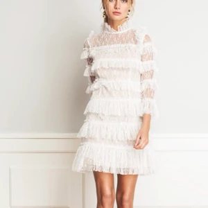 KLÄNNING ❤️ - Hur fin klänning? 🥰 det är i storleken xs och är super fin och är i ett jätte fint skick!! Säljer för tänkte ha den på studenten men har valde en annan klänning💞💞💞säljer den för  1200kr! + frakt❤️den kommer ifrån by malina 💕