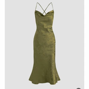 Grön sommar klänning - Aldrig använd. Storlek medium, köpt från Cider. Olivgrön färg. Har snörning på ryggen så man kan dra åt passformen vilket gör att den passar både S och L