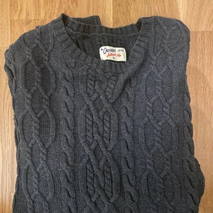 crocker stickad tröja  - Superfin kabelstickad-tröja som är mörkgrå men kan dra åt grönt i vissa sammanhang - i jättebra skick och i storlek M men kan passa lite vem som beroende på hur man vill att den sitter ✨💗 tveka inte att höra av dig om du har någon fråga eller fundering 