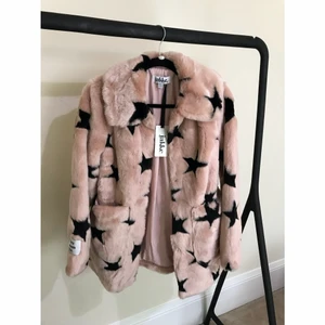 Jakke Tammy Star Faux Fur Coat - 💕Storlek 36, köpt i Paris på Galeries Lafayette för €305. NYSKICK. Obs prislapp finns ej kvar såsom på bilden. 💕